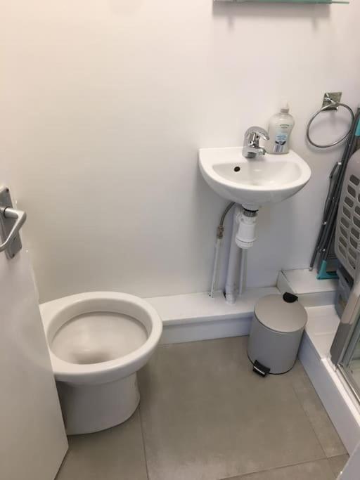 Immaculate 5 Bedroom House ロッキンガム エクステリア 写真