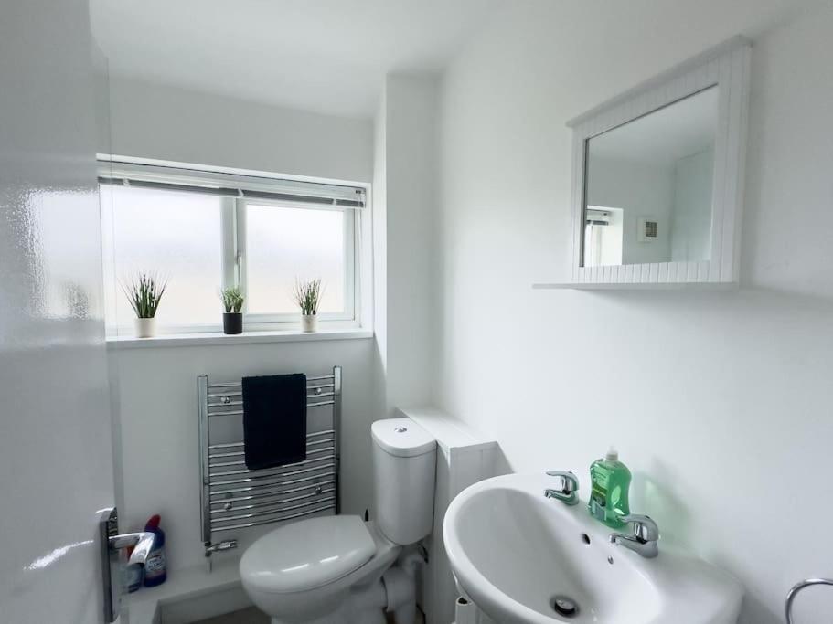 Immaculate 5 Bedroom House ロッキンガム エクステリア 写真